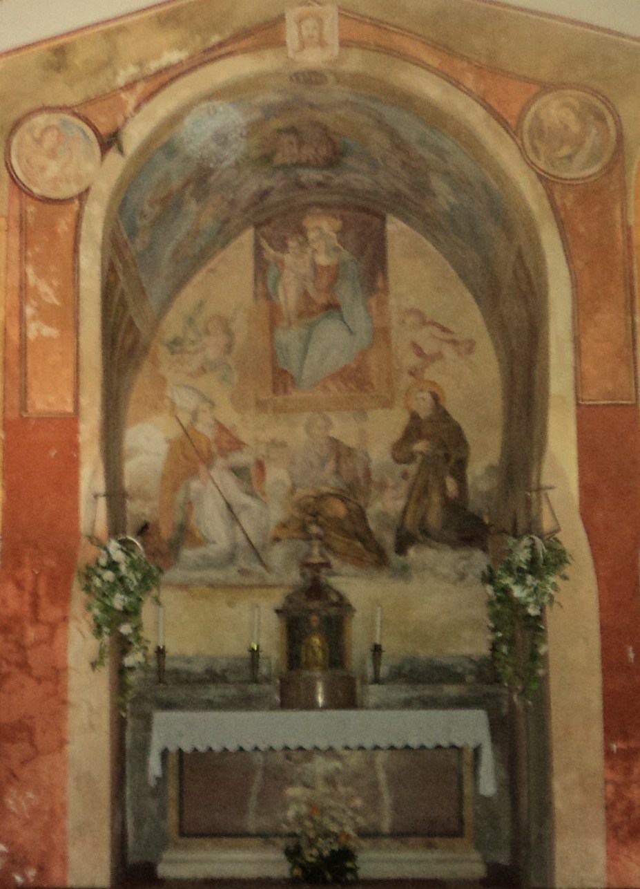 - L' altare della chiesetta Santa Maria delle Grazie -