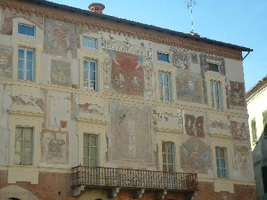 Affreschi su di un antico palazzo di Piazza Maggiore