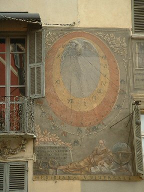 Vecchia meridiana su facciata di Piazza S. Pietro