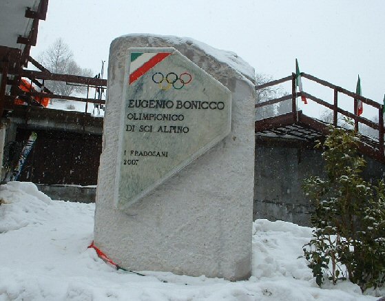 Il cippo dedicato ad Eugenio Bonicco Olimpionico di sci a St.Moritz 1948, uno dei fautori della seggiovia