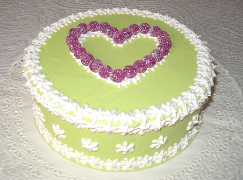 torta verde con bon bon viola zuccherati