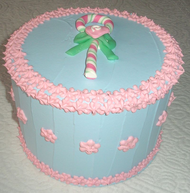 torta azzurra con caramella e panna rosa