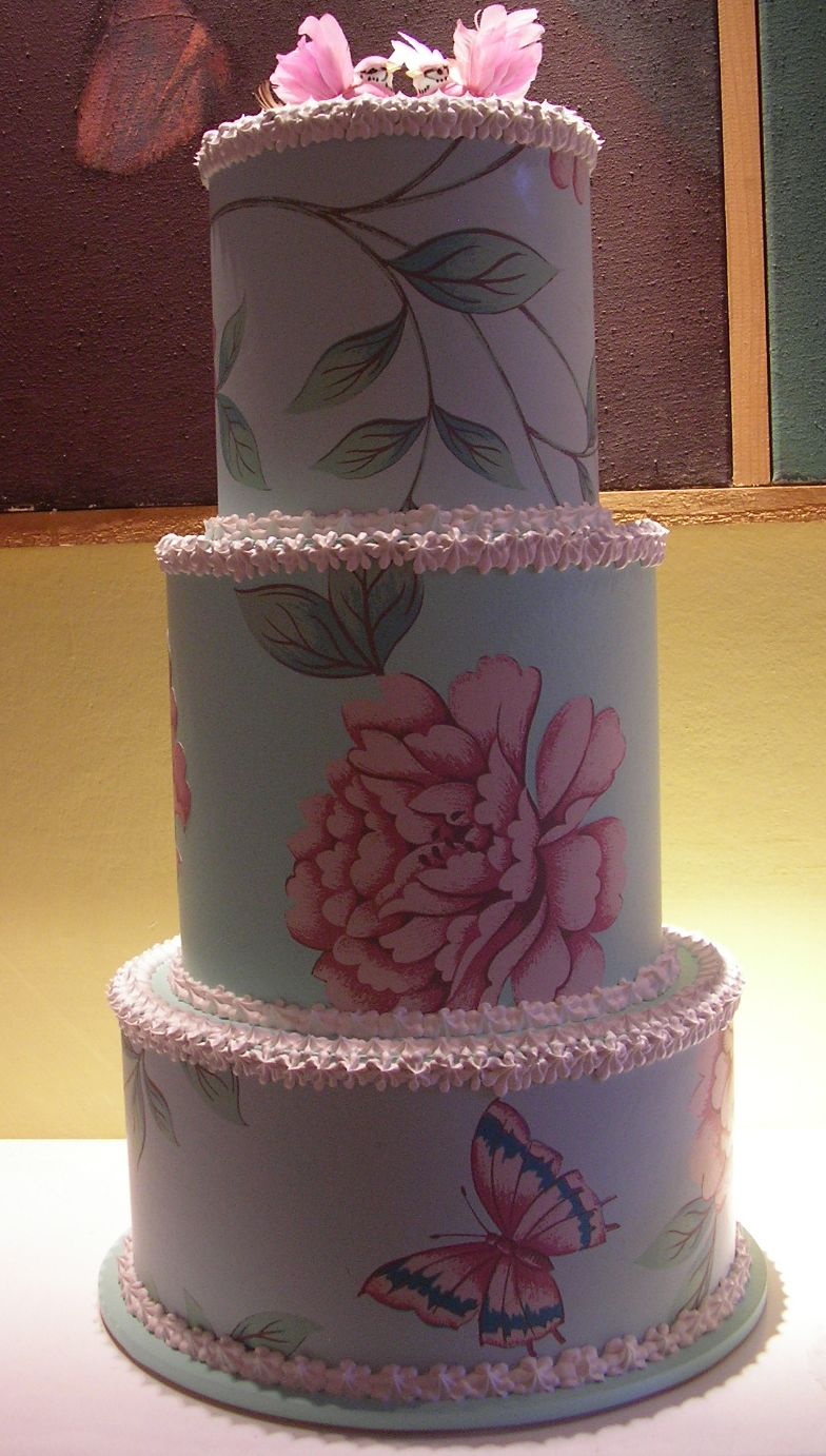 Kate & William: torta a tre piani decorata con fiori
