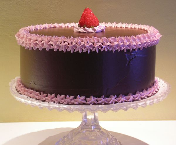 torta al cioccolato con panna rosa e fragola