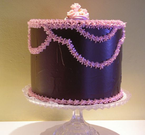 torta al cioccolato con panna rosa e roselline