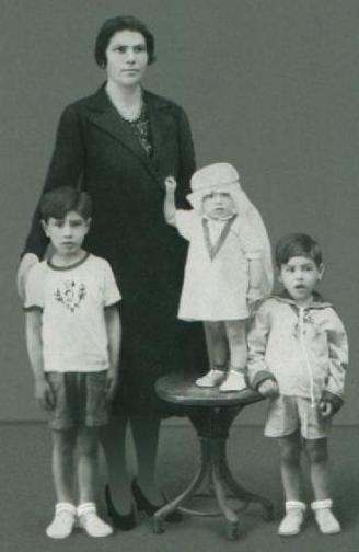 Salvatore Borelli (a sinistra) con la mamma Tommasina Renda ed i fratelli Caterina e Aldo